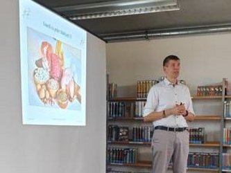 Ein Mann an einer Leiwand