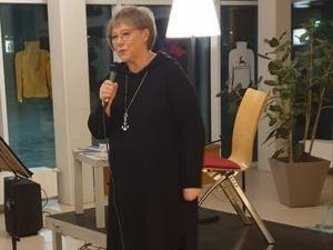 Ältere Frau mit einem Mikrofon